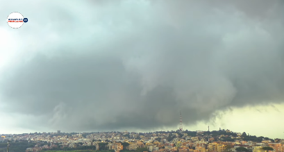 Tromba d'aria a Roma, alberi e rami caduti ma nessun ferito: il video del vortice Tromba d'aria a Roma, alberi e rami caduti ma nessun ferito: il video del vortice