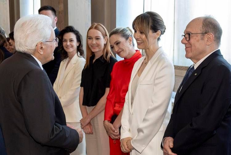 Il presidente Sergio Mattarella con Cristiana Capotondi, Carolina Crescentini, Paola Cortellesi e Carlo Verdone (foto Quirinale)  - (foto Quirinale) 