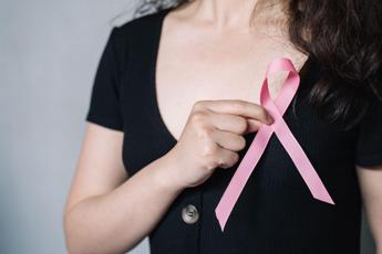 Il tumore al seno come malattia professionale: hostess vince causa storica in Francia