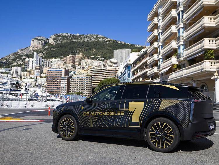 DS N°7, il debutto a Monaco anticipa l’arrivo del SUV elettrico