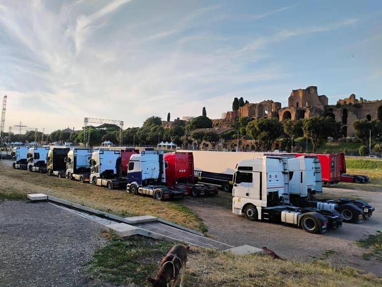 Il Circo Massimo invaso dai tir