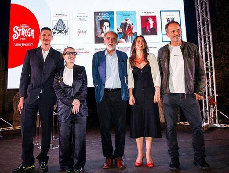 Da sinistra Alcide Pierantozzi, Teresa Ciabatti, Michele Mari, Elena Rui e Matteo Nucci, a cui si aggiunge Bianca Pitzorno che era assente. - Foto ufficio stampa