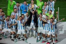 Messi alza al cielo la Coppa del Mondo 2022 - Afp