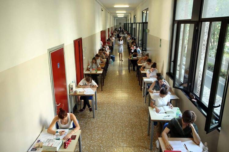 Studenti che fanno la maturità - FOTOGRAMMA
