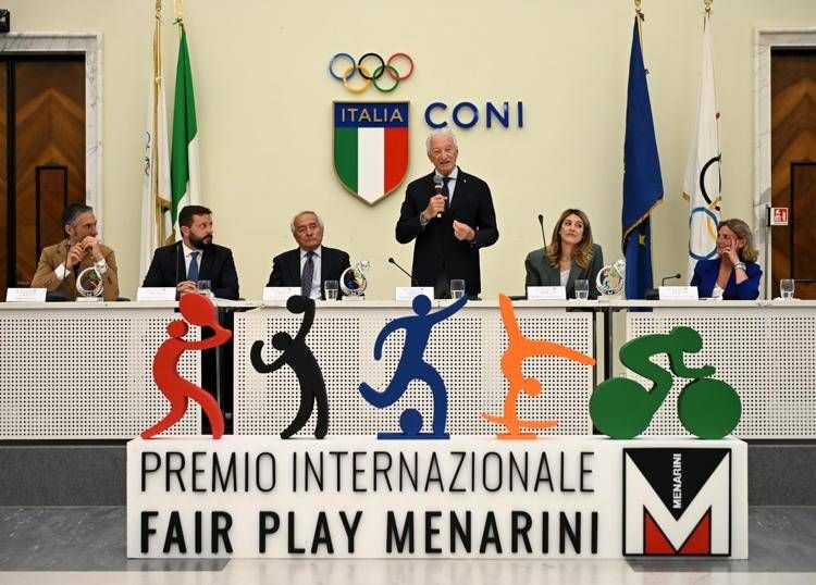Luciano Buonfiglio nel suo intervento alla conferenza stampa di presentazione della trentesima edizione del Premio Internazionale Fair Play Menarini. - (Foto ufficio stampa)