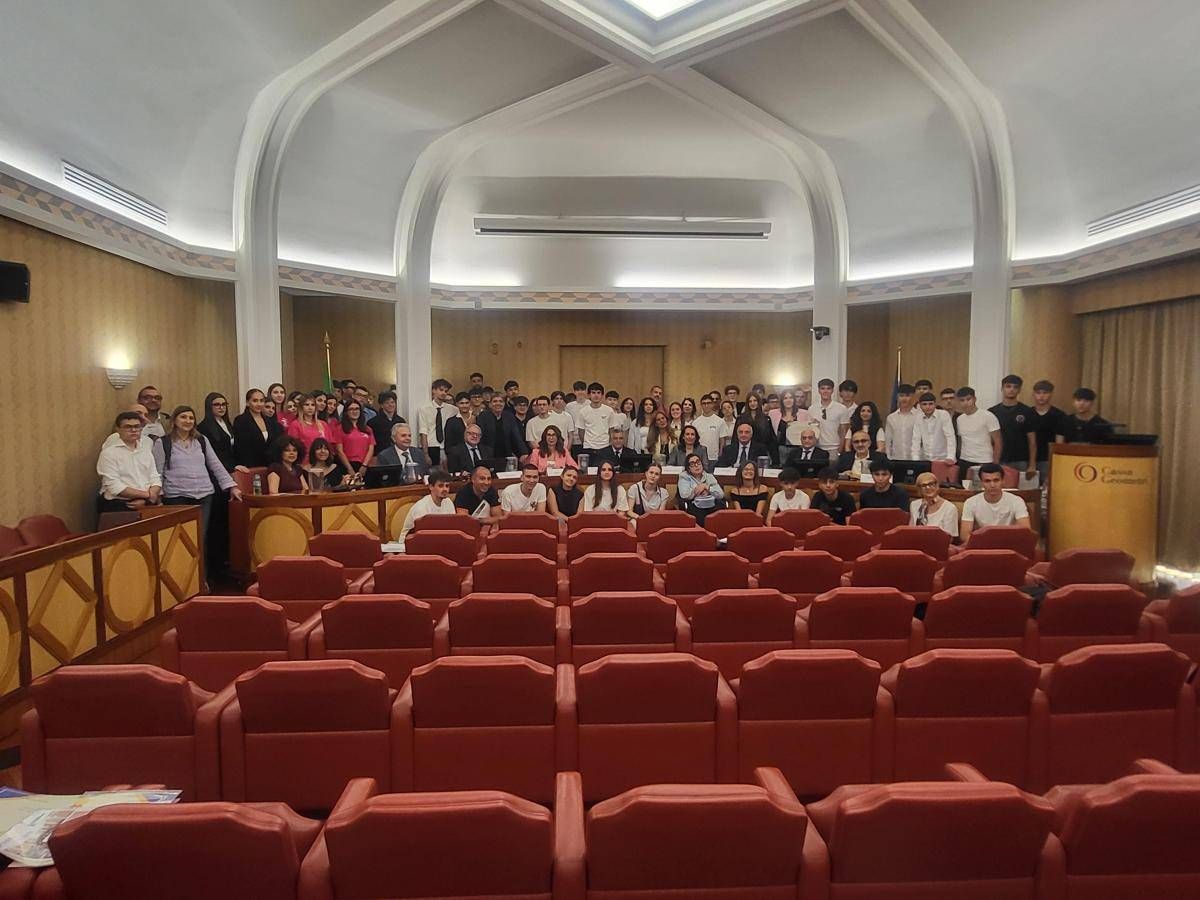 https://www.adnkronos.com/resources/02a6-20c9cf801bd6-339868df4559-1000/format/huge/gruppo_premiati_fiaba_comm.jpeg
