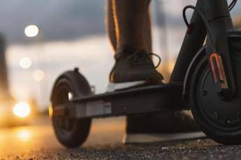 Codice della strada, via libera al decreto. Limiti velocità, monopattini e multe: le novità