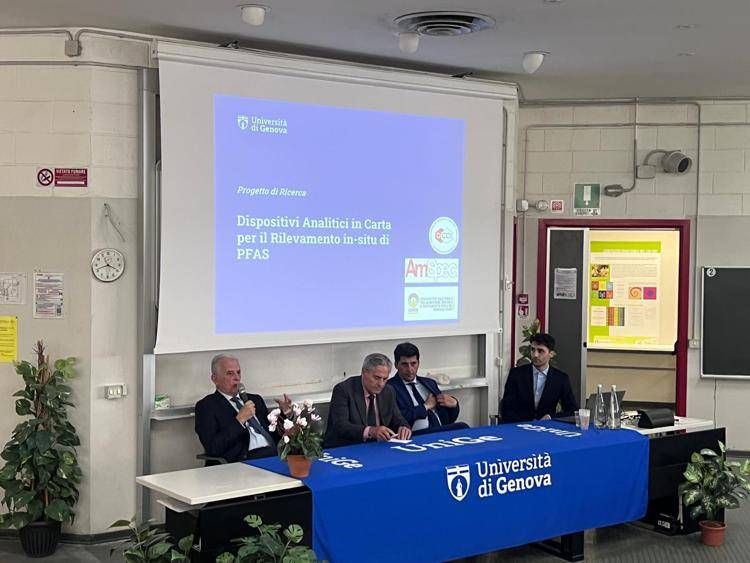 Presentazione ricerca 'Dispositivi Analitici in Carta per il Rilevamento in-situ di Pfas' - (foto ufficio stampa)