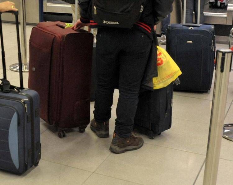 Un passeggero all'aeroporto - (Fotogramma)