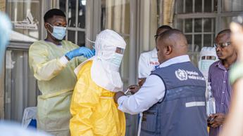 Gran Bretagna al lavoro per vaccino 'unico al mondo', progettato dall'AI: potrà contrastare Ebola e influenza