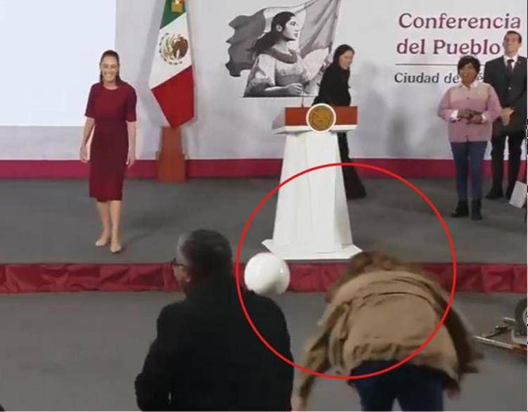 Presidente del Messico lancia il pallone, giornalista cade in tuffo: la gaffe mundial - Video