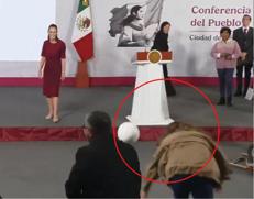 Presidente del Messico lancia il pallone, giornalista cade in tuffo: la gaffe mundial - Video