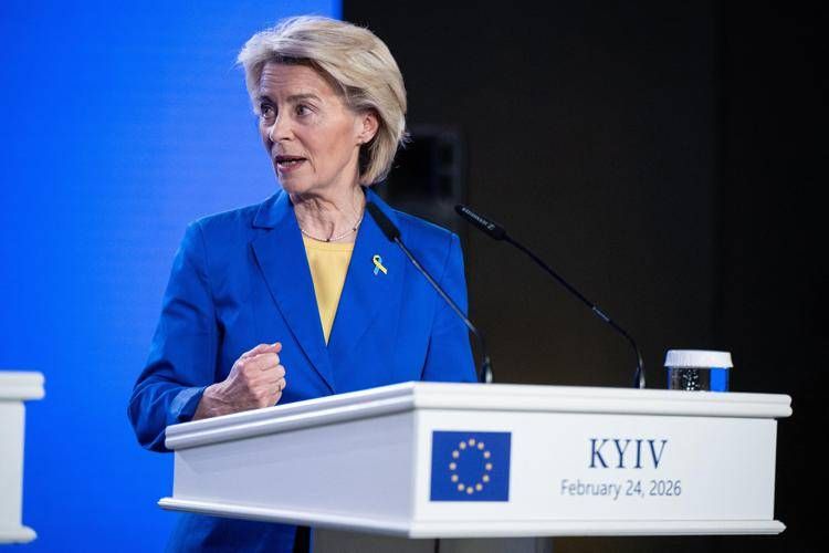La presidente della Commissione Ue Ursula von der Leyen durante una visita a Kiev  - Fotogramma/Ipa
