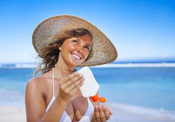 Estate 2026, il decalogo dei dermatologi per una pelle al sole senza rischi