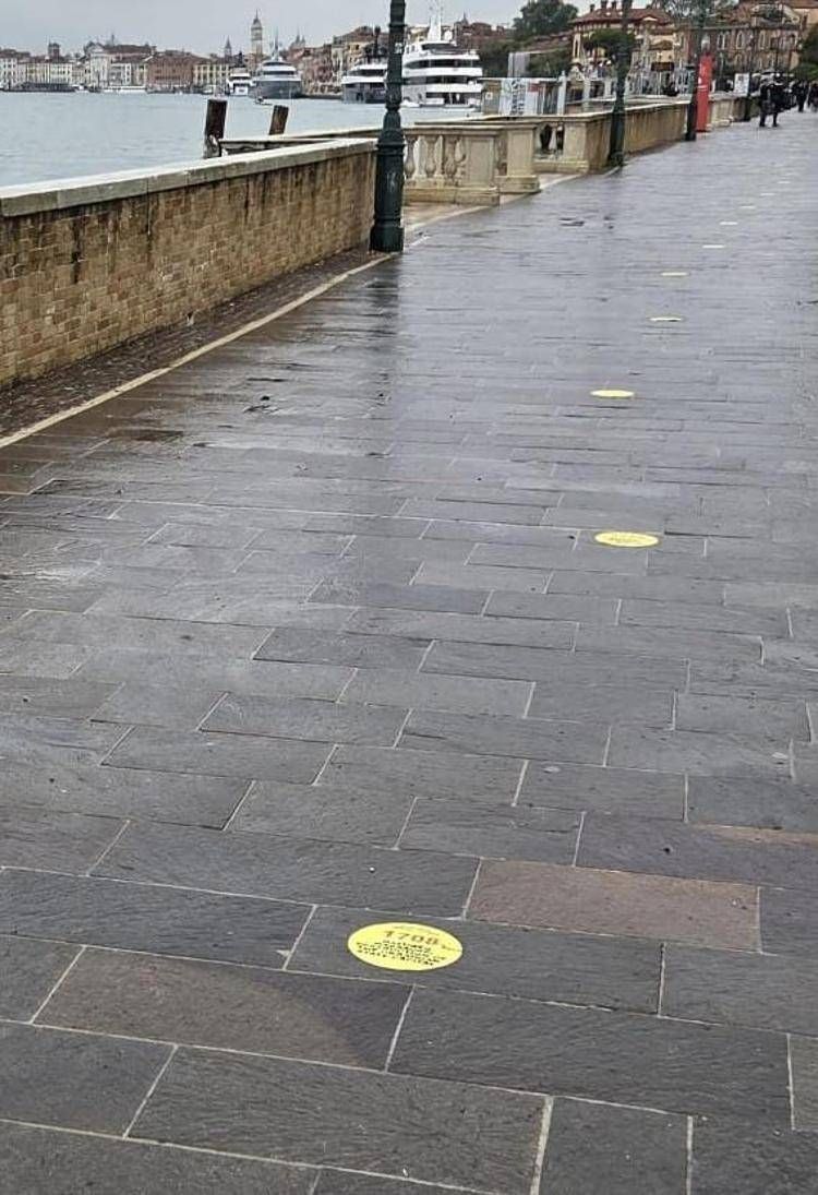 adesivi con le date più significative della repressione interna operata da Mosca nella performance organizzata a Venezia da Memorial Italia in coincidenza con l'inaugurazione della Biennale arte