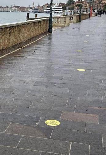 adesivi con le date più significative della repressione interna operata da Mosca nella performance organizzata a Venezia da Memorial Italia in coincidenza con l'inaugurazione della Biennale arte