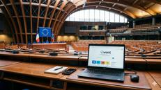 Il motore di ricerca europeo Qwant sullo schermo di un laptop nell'aula dell'Eurocamera  - (AI-generated da Gemini)