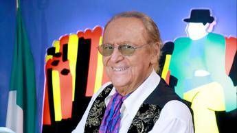 Renzo Arbore annuncia "Casa Arbore": "E regalerò tutti i gilet a Foggia"