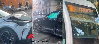 Incidente su viale Trastevere, taxi contro auto: tram 8 bloccato, passeggeri costretti a scendere