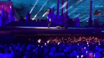Gianni Morandi canta 'Caruso', omaggio a Dalla all'Arena di Verona - Video