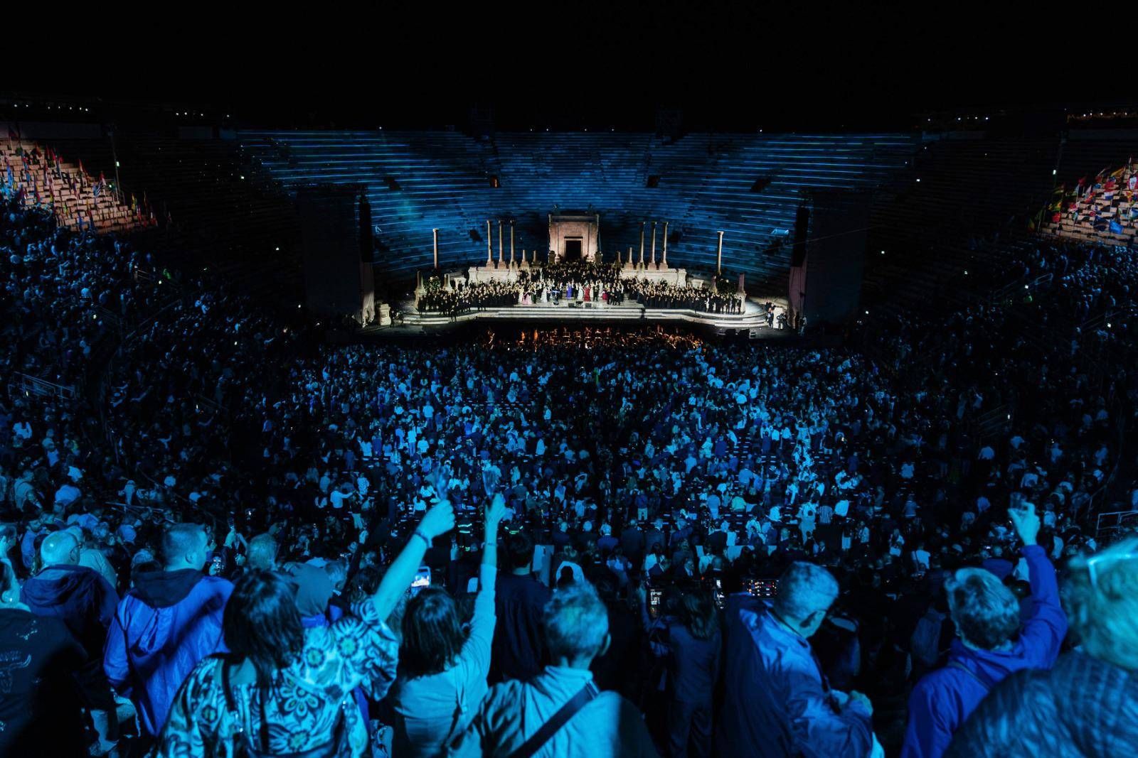 All'Arena di Verona 11mila calici al cielo: record del mondo per il brindisi collettivo