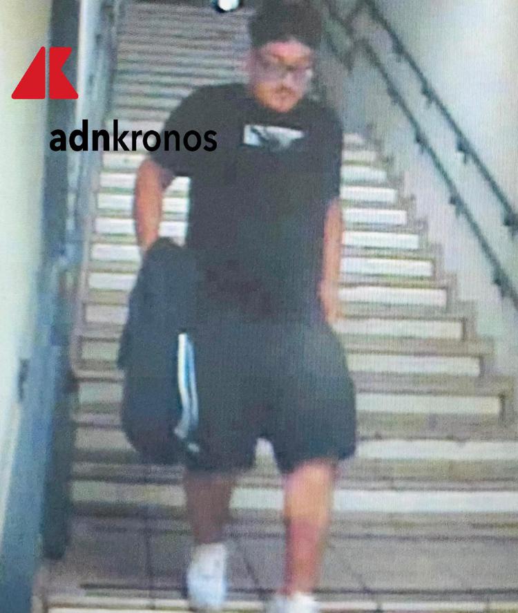 Il giovane fermato si allontana dopo l'omicidio - Foto Adnkronos