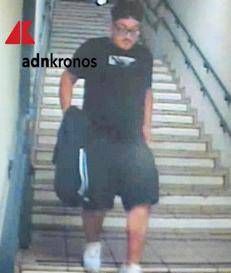 Il giovane fermato si allontana dopo l'omicidio - Foto Adnkronos