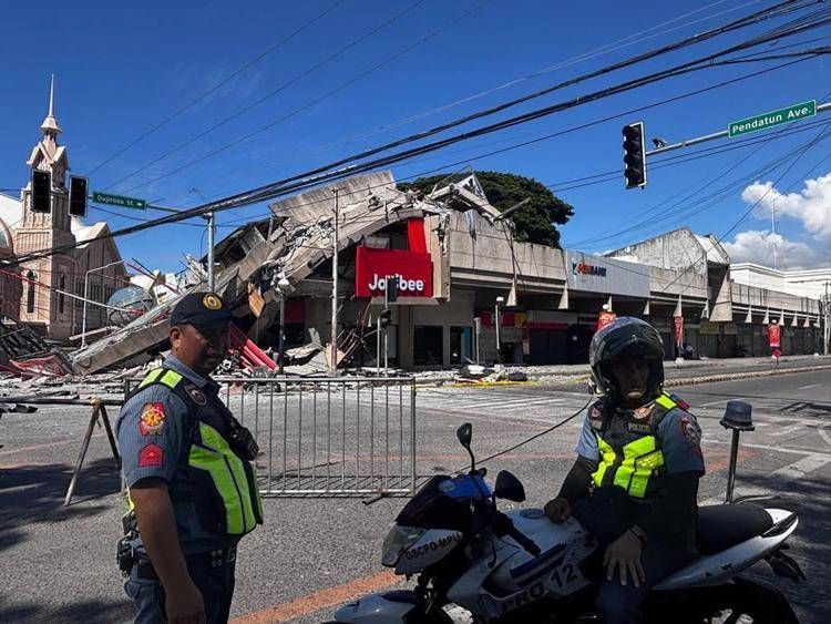 Edificio collassato a General Santos dopo il terremoto nelle Filippine - Afp