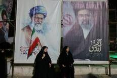 Manifesti in Iran per Ali e Mojtaba Khamenei - Afp