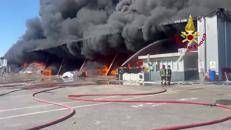 Maxi incendio in capannone industriale a Pisa, l'intervento dei Vigili del Fuoco - Video