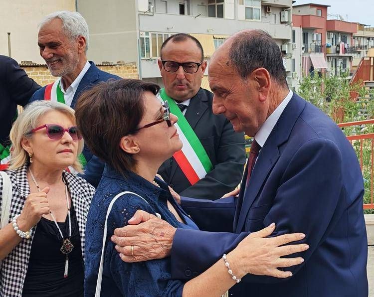 Schifani con la madre di Sara Campanella