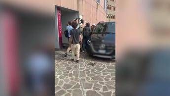 Sinner lascia l'ospedale San Raffaele di Milano dopo gli accertamenti - Video
