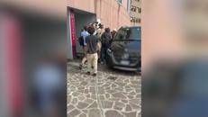 Sinner lascia l'ospedale San Raffaele di Milano dopo gli accertamenti - Video