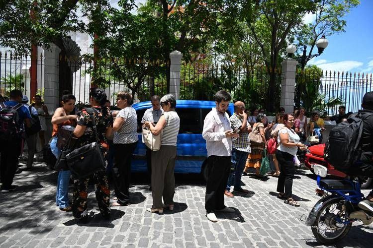 Persone in strada a L'Avana - (Afp)