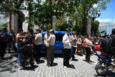 Persone in strada a L'Avana - (Afp)