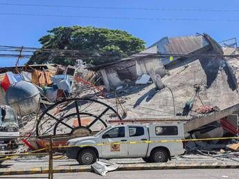 Macerie dopo il terremoto nelle Filippine - Fotogramma /Ipa
