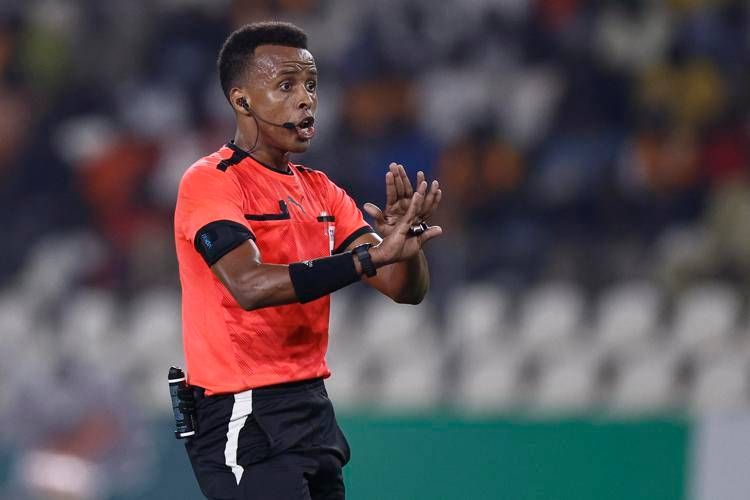 L'arbitro Omar Artan - (Afp)