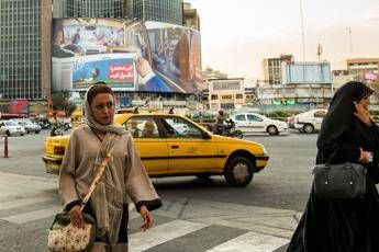 Iranians cross an intersection near the Grand Bazaar in Tehran on Aug. 5. MUST CREDIT: Bloomberg photo by Ali Mohammadi - Bloomberg