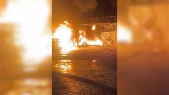 A fuoco un capannone a Napoli, l'intervento dei vigili del fuoco in azione - Video