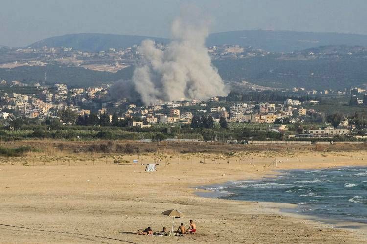 Nuvola di fumo su Tiro, Libano - Afp