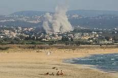 Nuvola di fumo su Tiro, Libano - Afp