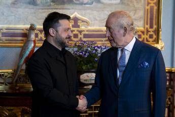 Zelensky vuole invitare re Carlo in Ucraina: "Lo a