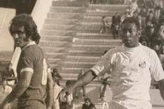 Asghar Adibi in campo contro Pelé - Foto concessa da Asghar Adibi
