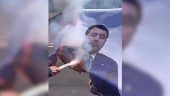 Bruciano manifesto con il volto di Salvini, la protesta degli studenti alla Sapienza - Video