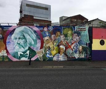 Proteste anti-migranti a Belfast, disordini e case bruciate 