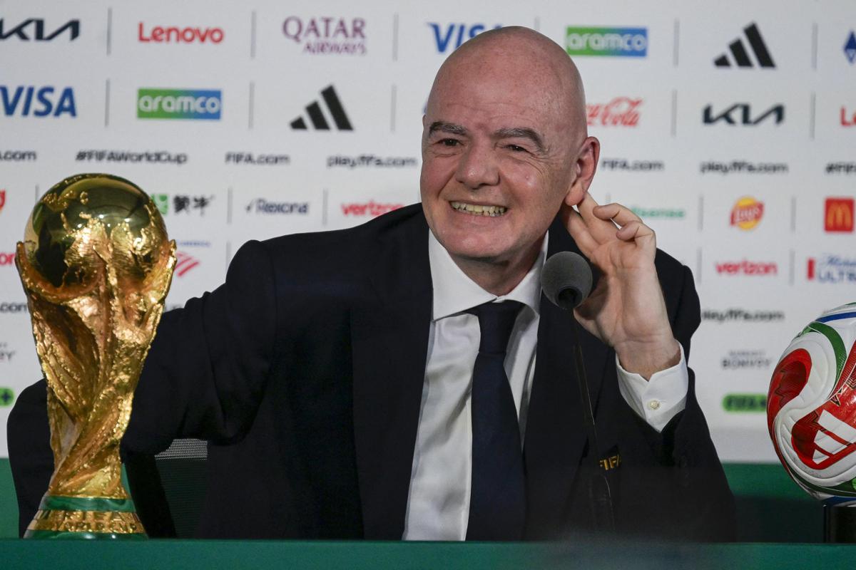 https://www.adnkronos.com/resources/02a6-20d6754be8bf-b0d8d1ca92c2-1000/format/huge/infantino_orecchio_afp_1006.jpeg