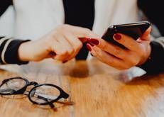 Donna con il cellulare - Fotogramma Ipa