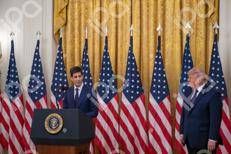 Il presidente della Federal Reserve Kevin Warsh con il presidente degli Stati Uniti Donald Trump alla Casa Bianca (Ipa/Andrew Leyden/Zuma Press Wire)