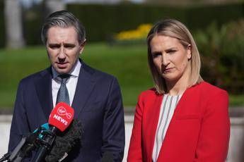 Il ministro delle Finanze irlandese Simon Harris, a sinistra nella foto
 - Fotogramma/Ipa