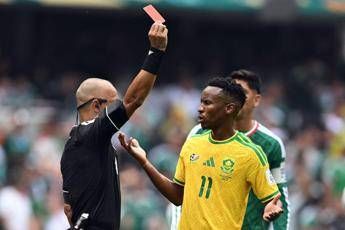 Messico-Sudafrica, piovono rossi: tre espulsi, caos ai Mondi
